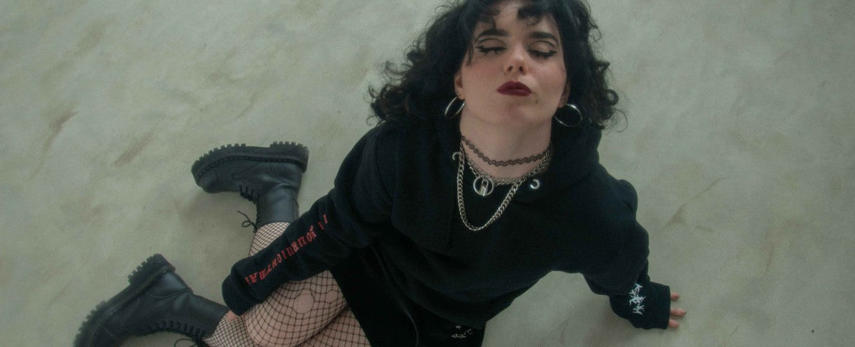 Jesteś prawdziwą e-girl? Te rzeczy muszą znaleźć się w Twojej szafie